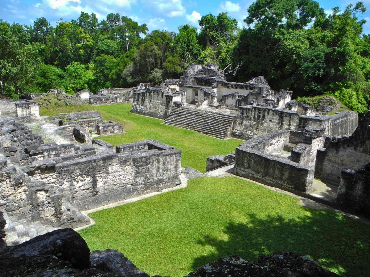 Aux Origines des Mayas